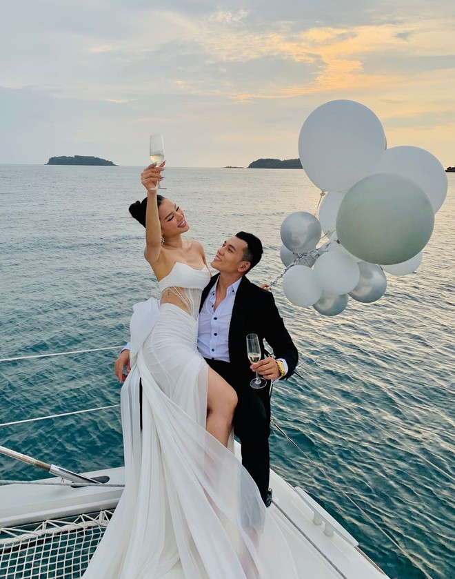 L&yacute; B&igrave;nh đưa b&agrave; x&atilde; Phương Trinh Jolie đi chơi bằng xế hộp đắt đỏ, d&acirc;n t&igrave;nh liền ghen tỵ v&igrave; điều n&agrave;y? - Ảnh 5.