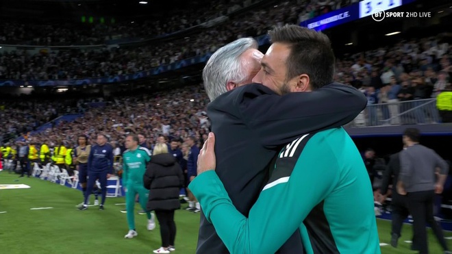 HLV Carlo Ancelotti x&uacute;c động &ocirc;m con trai sau m&agrave;n lội ngược d&ograve;ng kh&ocirc;ng tưởng của Real - Ảnh 2.