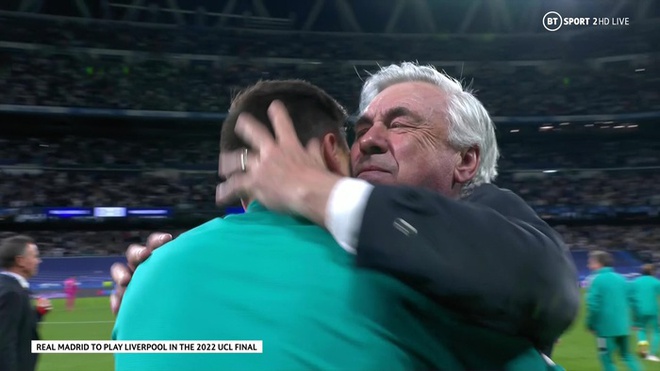HLV Carlo Ancelotti x&uacute;c động &ocirc;m con trai sau m&agrave;n lội ngược d&ograve;ng kh&ocirc;ng tưởng của Real - Ảnh 3.