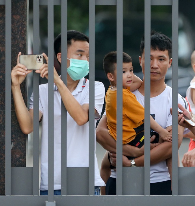 Người dân Phú Thọ trèo tường xem U23 Indonesia tập, chào đón theo cách đặc biệt - Ảnh 5.