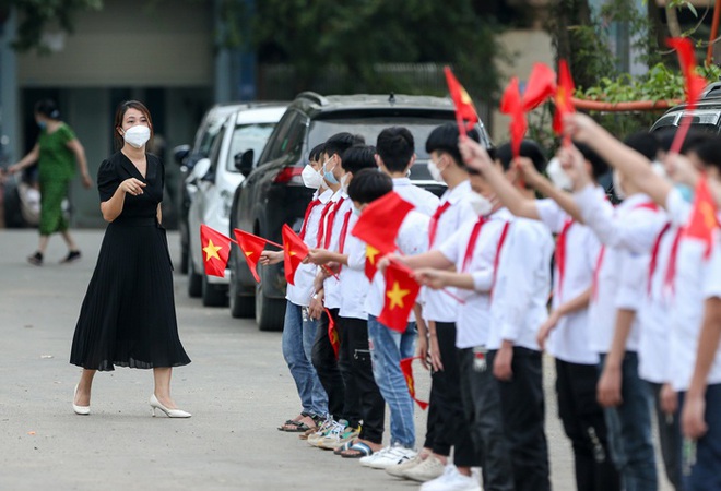 Người dân Phú Thọ trèo tường xem U23 Indonesia tập, chào đón theo cách đặc biệt - Ảnh 7.