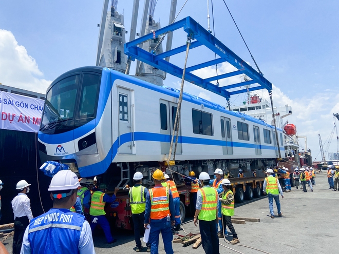 Cận cảnh 2 đoàn tàu cuối cùng của Metro số 1 vừa về đến TP.HCM, sẵn sàng chạy thử nghiệm - Ảnh 8.