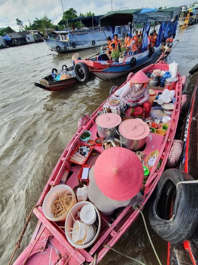 Fan màu hồng cũng phải ghen tị với chiếc ghe “full hồng” tại chợ nổi Cái Răng - Ảnh 2.