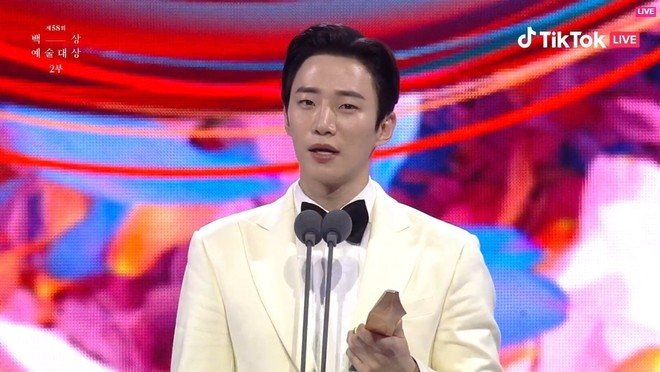 Kết quả BAEKSANG 2022: Kim Tae Ri xuất sắc ẵm 2 cúp xịn, ngỡ ngàng Squid Game nhận giải danh giá nhất - Ảnh 2.