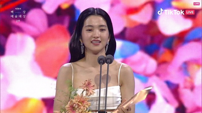 Kết quả BAEKSANG 2022: Kim Tae Ri xuất sắc ẵm 2 cúp xịn, ngỡ ngàng Squid Game nhận giải danh giá nhất - Ảnh 3.