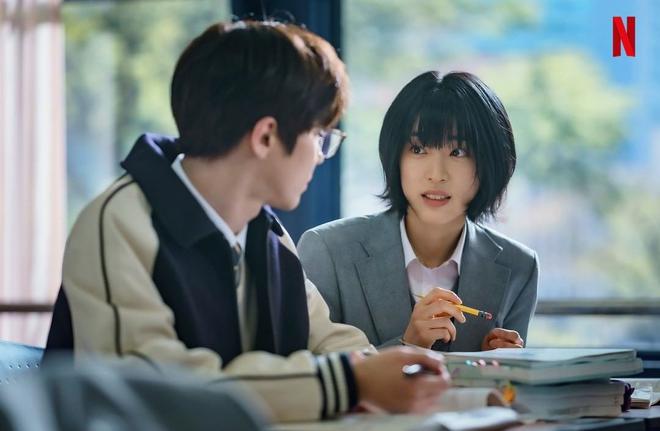 Profile mỹ nh&acirc;n g&acirc;y m&ecirc; cả Ji Chang Wook lẫn Hwang In Yeop: Vừa xinh vừa h&aacute;t hay, lại c&ograve;n c&oacute; giải thưởng si&ecirc;u xịn n&agrave;y - Ảnh 1.