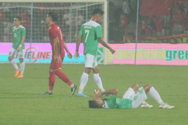Cầu thủ Indonesia ôm đầu, đổ gục xuống sân sau 90 phút ác mộng trước U23 Việt Nam - Ảnh 1.