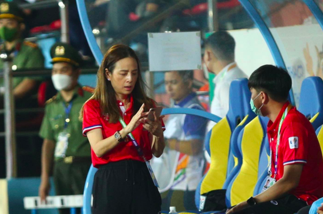 Thừa kế đế chế 98 tỷ USD nhưng nữ trưởng đo&agrave;n U23 Th&aacute;i Lan kh&ocirc;ng chạy theo mốt 3 mắt cam, vẫn d&ugrave;ng điện thoại đời cũ - Ảnh 2.