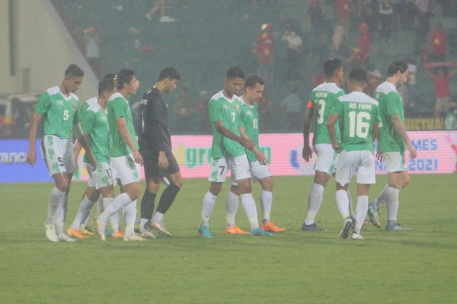 Cầu thủ Indonesia ôm đầu, đổ gục xuống sân sau 90 phút ác mộng trước U23 Việt Nam - Ảnh 4.