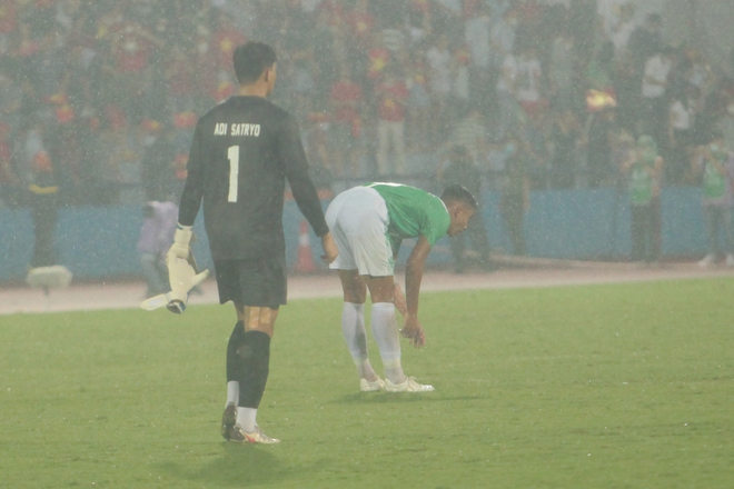 Cầu thủ Indonesia ôm đầu, đổ gục xuống sân sau 90 phút ác mộng trước U23 Việt Nam - Ảnh 9.