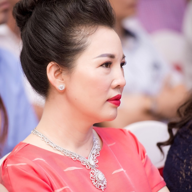 Chủ nhân toà lâu đài 7 tầng ở Nam Định - mẹ cô dâu 200 cây vàng sở hữu thần thái và nhan sắc khiến người đối diện trầm trồ - Ảnh 4.