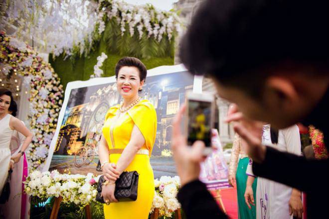 Chủ nhân toà lâu đài 7 tầng ở Nam Định - mẹ cô dâu 200 cây vàng sở hữu thần thái và nhan sắc khiến người đối diện trầm trồ - Ảnh 3.