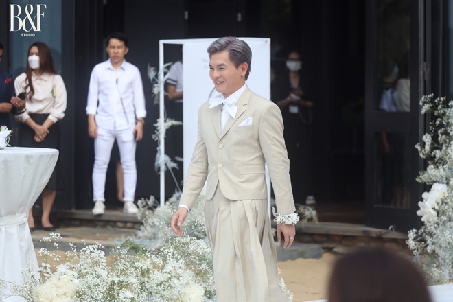 Ngo&agrave;i c&ocirc; d&acirc;u, ch&uacute; rể, đ&acirc;y l&agrave; nh&acirc;n vật được ch&uacute; &yacute; nhiều nhất đ&aacute;m cưới Ng&ocirc; Thanh V&acirc;n nhờ outfit độc lạ - Ảnh 1.
