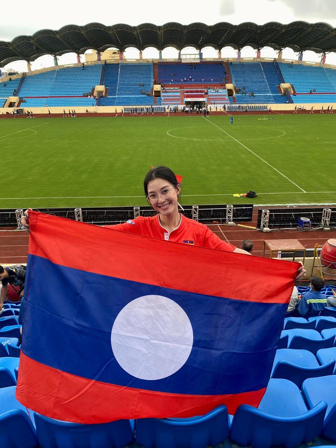 Lá cờ Lào mang đến sự kiêu hãnh và vinh quang cho con người Lào. Những hình ảnh về lá cờ Lào sẽ khiến bạn tò mò và muốn tìm hiểu sâu hơn về đất nước láng giềng này, với những di sản văn hóa và thiên nhiên tuyệt đẹp.