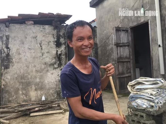 Mẹ người đàn ông đi bộ 800 km về quê: Con tôi không lanh lợi - Ảnh 1.