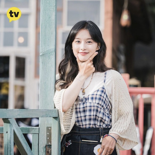 Nữ phụ Hậu Duệ Mặt Trời: Style trên phim không bao giờ xấu, mê nhất là phong cách công sở trẻ trung thanh lịch - Ảnh 12.