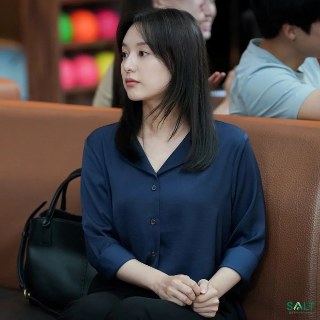 Nữ phụ Hậu Duệ Mặt Trời: Style trên phim không bao giờ xấu, mê nhất là phong cách công sở trẻ trung thanh lịch - Ảnh 19.
