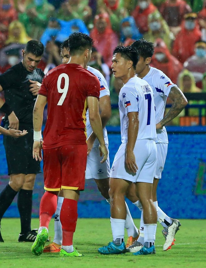 Tiến Linh nổi cáu sau pha kéo áo lộ liễu của cầu thủ U23 Philippines - Ảnh 4.