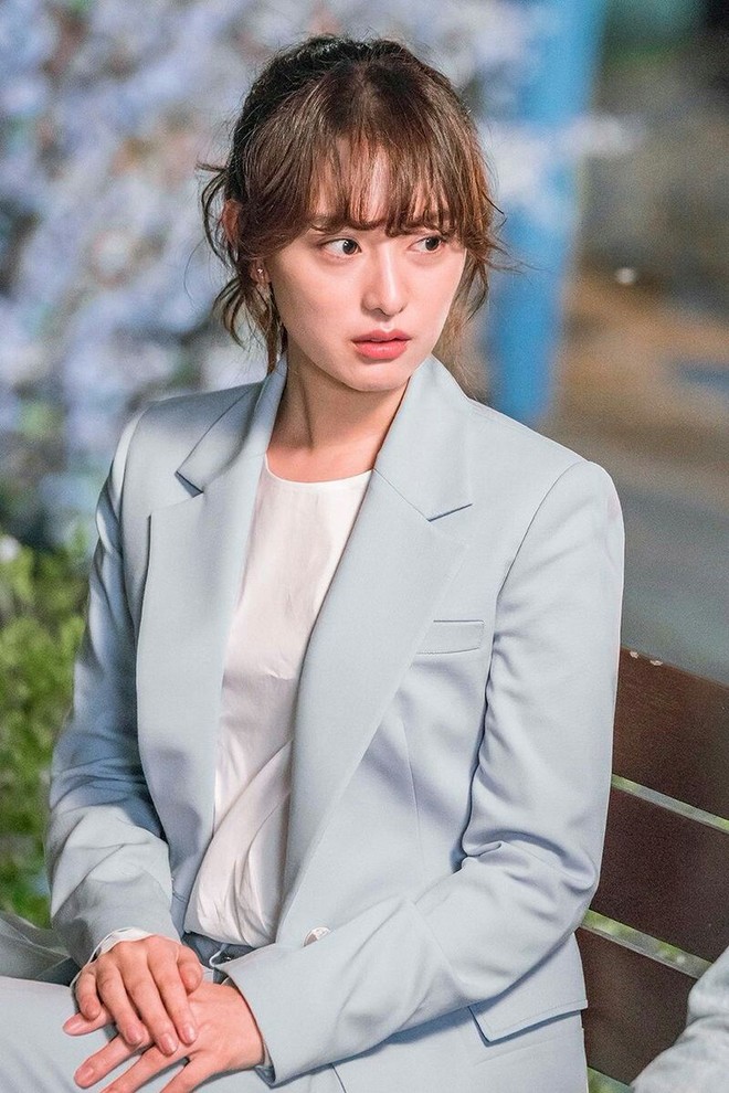 Nữ phụ Hậu Duệ Mặt Trời: Style trên phim không bao giờ xấu, mê nhất là phong cách công sở trẻ trung thanh lịch - Ảnh 7.