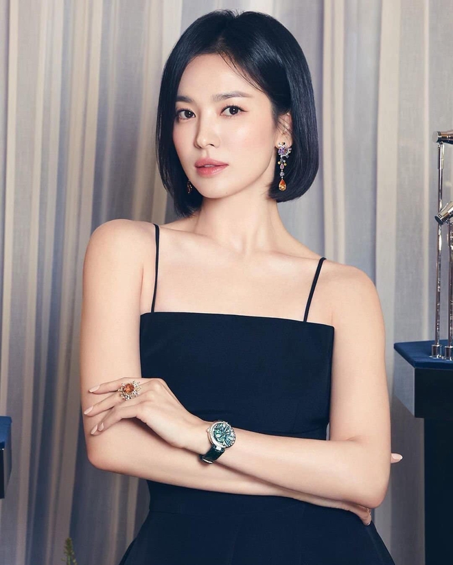 Song Hye Kyo hiếm khi mặc đồ hở nhưng hễ mặc là ai cũng phải bất ngờ với điểm tuyệt phẩm này - Ảnh 2.