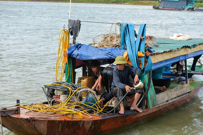 Nữ giáo viên và 2 con mất tích ở bờ sông: Người thân gào khóc nức nở theo dõi tìm kiếm - Ảnh 4.