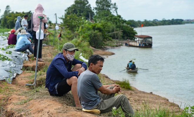 Nữ giáo viên và 2 con mất tích ở bờ sông: Người thân gào khóc nức nở theo dõi tìm kiếm - Ảnh 5.