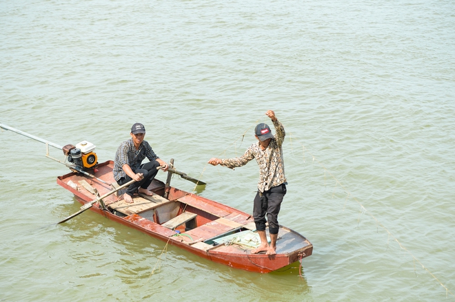 Nữ giáo viên và 2 con mất tích ở bờ sông: Người thân gào khóc nức nở theo dõi tìm kiếm - Ảnh 7.