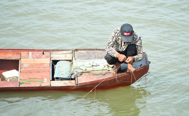 Nữ giáo viên và 2 con mất tích ở bờ sông: Người thân gào khóc nức nở theo dõi tìm kiếm - Ảnh 8.