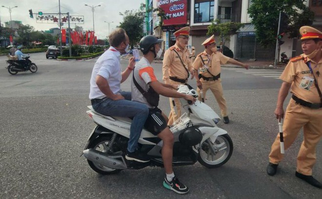 HLV U23 Th&aacute;i Lan t&acirc;m đắc khi ngồi xe m&aacute;y đến s&acirc;n: Xe m&aacute;y đi rất nhanh, chỉ mất 3 ph&uacute;t - Ảnh 1.