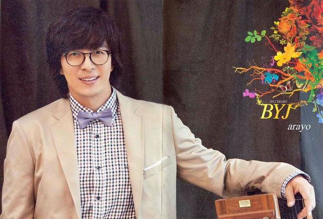 Scandal tồi tệ trong cuộc đời khiến Bae Yong Joon trở thành ông hoàng thất thế, suốt nhiều năm trời phải ở ẩn bên cạnh cô vợ Lọ Lem xứ Hàn - Ảnh 2.