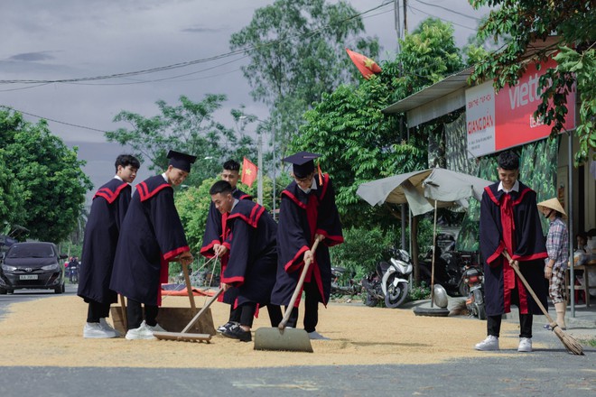 Bộ ảnh kỷ yếu hiếm có khó đạo nhái của học sinh Nghệ An - Ảnh 2.