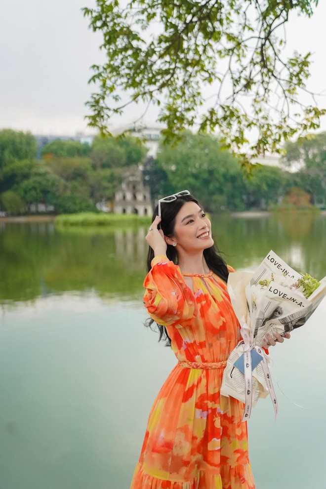 Đối thủ của Đỗ Thị Hà ở Miss World khoe sắc xinh đẹp ở Hồ Gươm, mê mẩn ẩm thực đường phố Hà Nội - Ảnh 2.