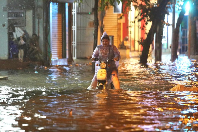Nhiều tuyến phố tại Hà Nội thành sông sau hơn 20 phút mưa trắng trời - Ảnh 1.