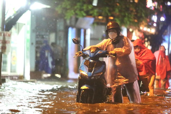 Nhiều tuyến phố tại Hà Nội thành sông sau hơn 20 phút mưa trắng trời - Ảnh 2.