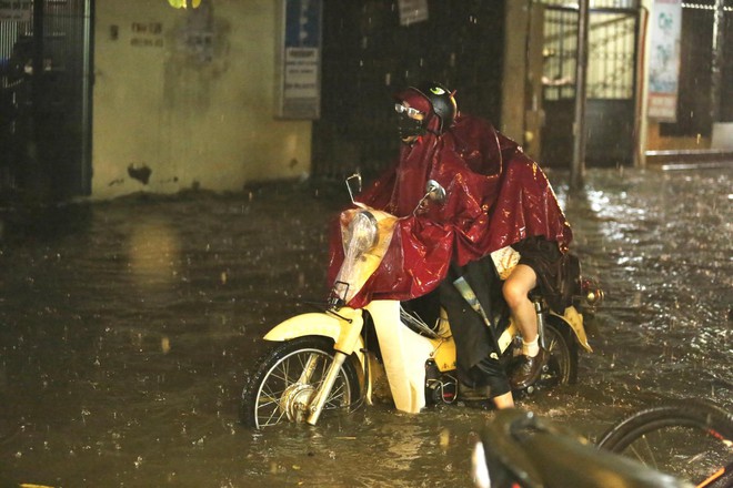 Nhiều tuyến phố tại Hà Nội thành sông sau hơn 20 phút mưa trắng trời - Ảnh 8.