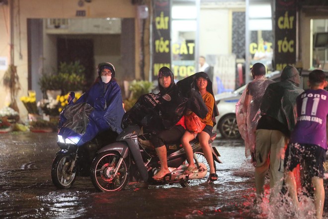 Nhiều tuyến phố tại Hà Nội thành sông sau hơn 20 phút mưa trắng trời - Ảnh 9.