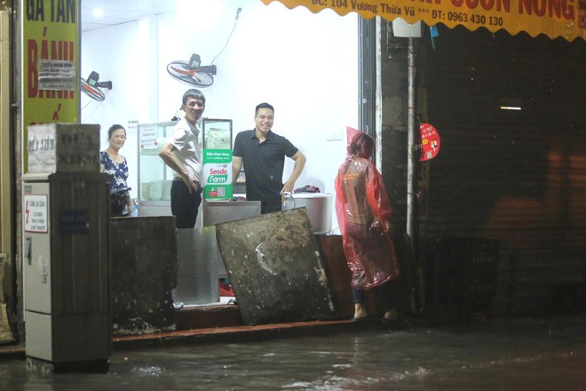 Nhiều tuyến phố tại Hà Nội thành sông sau hơn 20 phút mưa trắng trời - Ảnh 13.