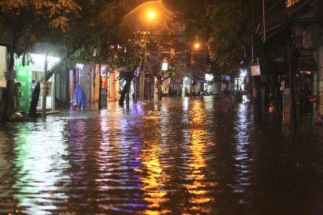 Nhiều tuyến phố tại Hà Nội thành sông sau hơn 20 phút mưa trắng trời - Ảnh 14.