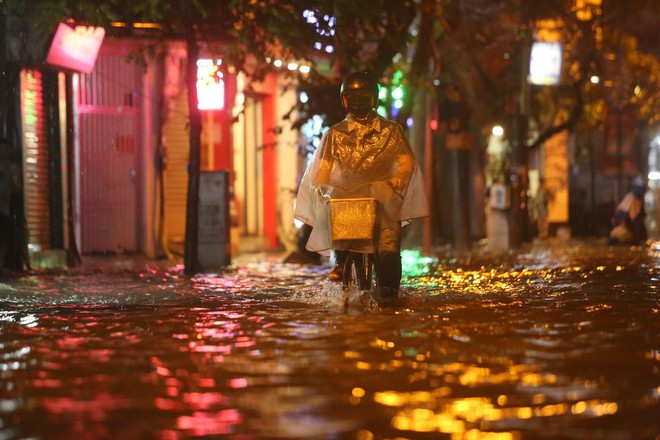 Nhiều tuyến phố tại Hà Nội thành sông sau hơn 20 phút mưa trắng trời - Ảnh 15.