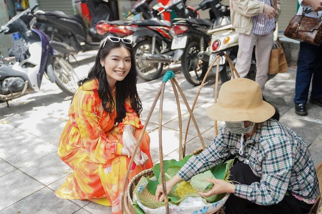 Đối thủ của Đỗ Thị Hà ở Miss World khoe sắc xinh đẹp ở Hồ Gươm, mê mẩn ẩm thực đường phố Hà Nội - Ảnh 4.