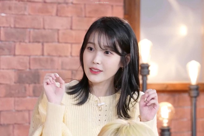 Một nam thần tượng đỏ mặt bừng bừng khi ngồi n&oacute;i chuyện với ng&ocirc;i sao h&agrave;ng đầu IU - Ảnh 6.