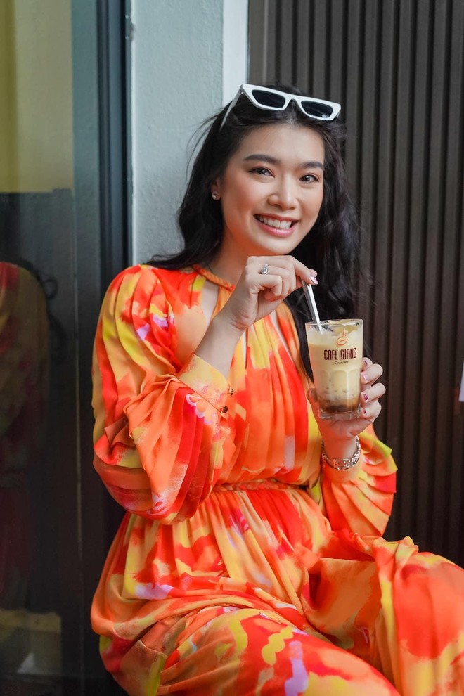 Đối thủ của Đỗ Thị Hà ở Miss World khoe sắc xinh đẹp ở Hồ Gươm, mê mẩn ẩm thực đường phố Hà Nội - Ảnh 6.