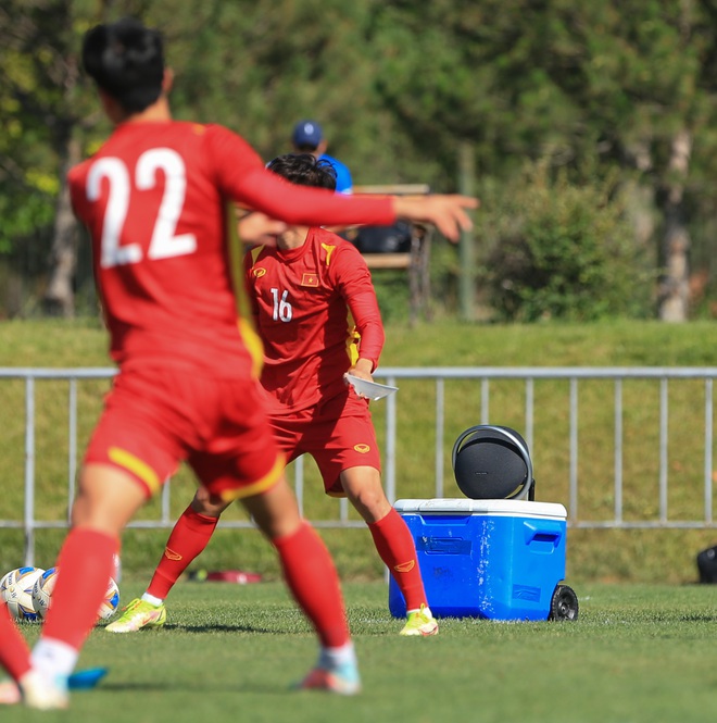 HLV Gong Oh-kyun đeo k&iacute;nh r&acirc;m chỉ đạo U23 Việt Nam tập luyện - Ảnh 9.