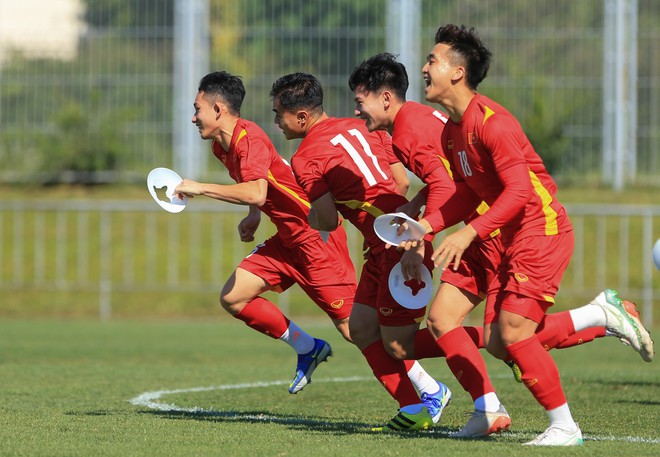 HLV Gong Oh-kyun đeo k&iacute;nh r&acirc;m chỉ đạo U23 Việt Nam tập luyện - Ảnh 8.
