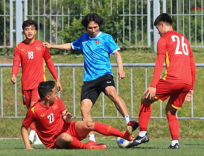 HLV Gong Oh-kyun đeo k&iacute;nh r&acirc;m chỉ đạo U23 Việt Nam tập luyện - Ảnh 6.