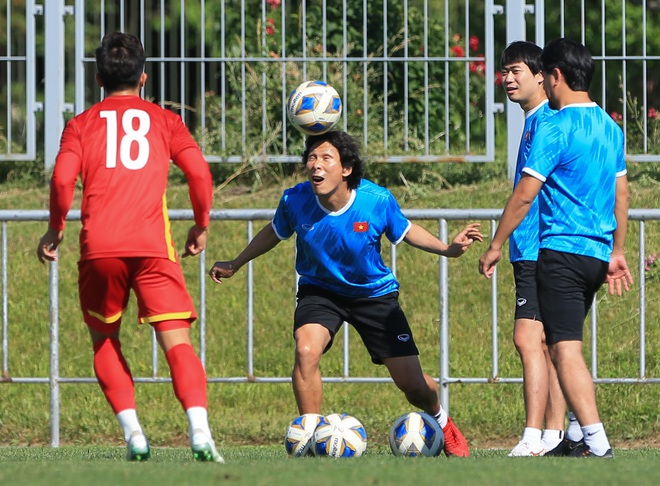 HLV Gong Oh-kyun đeo k&iacute;nh r&acirc;m chỉ đạo U23 Việt Nam tập luyện - Ảnh 5.
