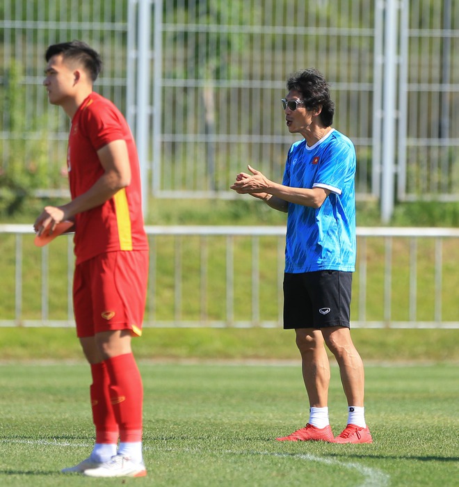 HLV Gong Oh-kyun đeo k&iacute;nh r&acirc;m chỉ đạo U23 Việt Nam tập luyện - Ảnh 2.