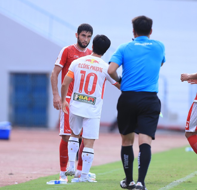 Công Phượng nổi nóng khi bị cầu thủ Viettel FC phạm lỗi quyết liệt - Ảnh 5.