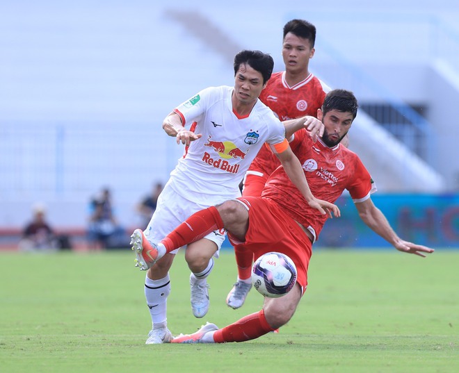 Công Phượng nổi nóng khi bị cầu thủ Viettel FC phạm lỗi quyết liệt - Ảnh 2.