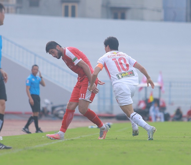 Công Phượng nổi nóng khi bị cầu thủ Viettel FC phạm lỗi quyết liệt - Ảnh 4.
